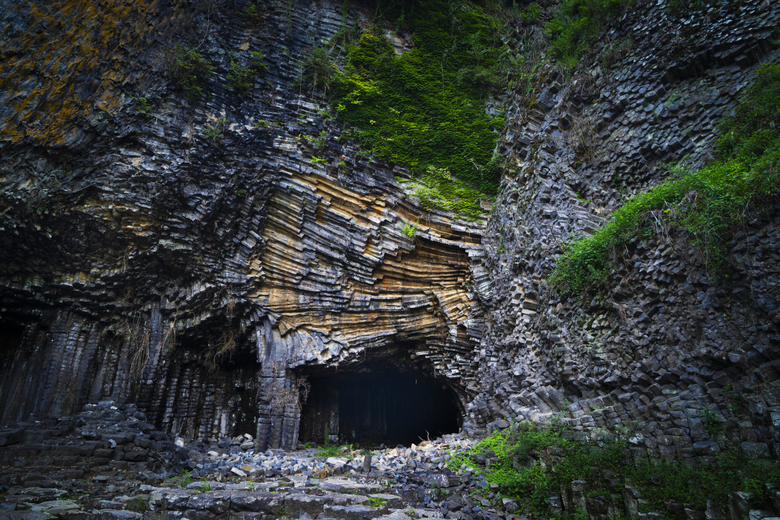 Genbudo Cave with columnar joints, Genbudo Park, Akaishi, Toyooka-shi, Hyogo, 2022 玄武洞の柱状節理（兵庫県豊岡市赤石玄武洞公園）