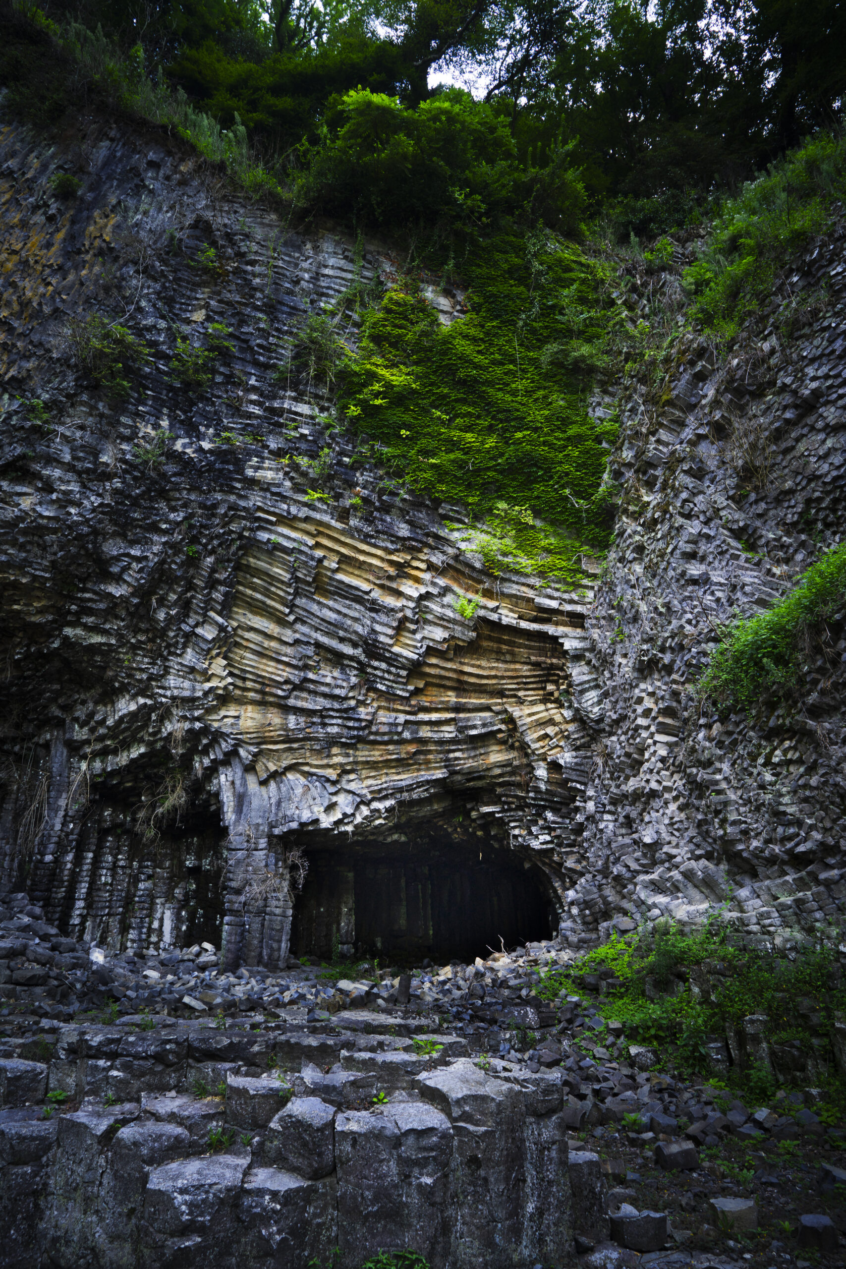 Genbudo Cave with columnar joints, Genbudo Park, Akaishi, Toyooka-shi, Hyogo, 2022 玄武洞の柱状節理（兵庫県豊岡市赤石玄武洞公園）
