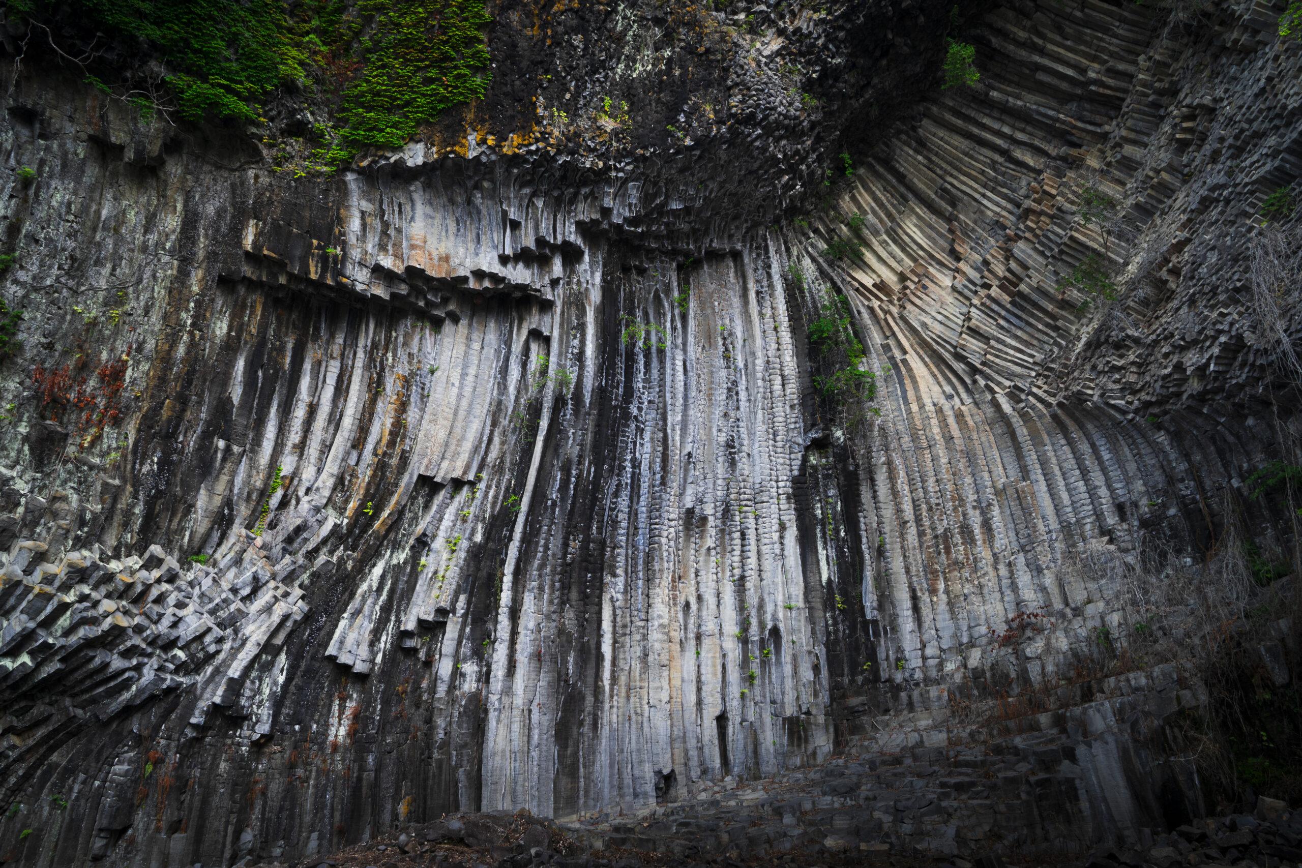Seiryudo Cave with columnar joints, Genbudo Park, Akaishi, Toyooka-shi, Hyogo, 2022 青龍洞の柱状節理（兵庫県豊岡市赤石玄武洞公園）