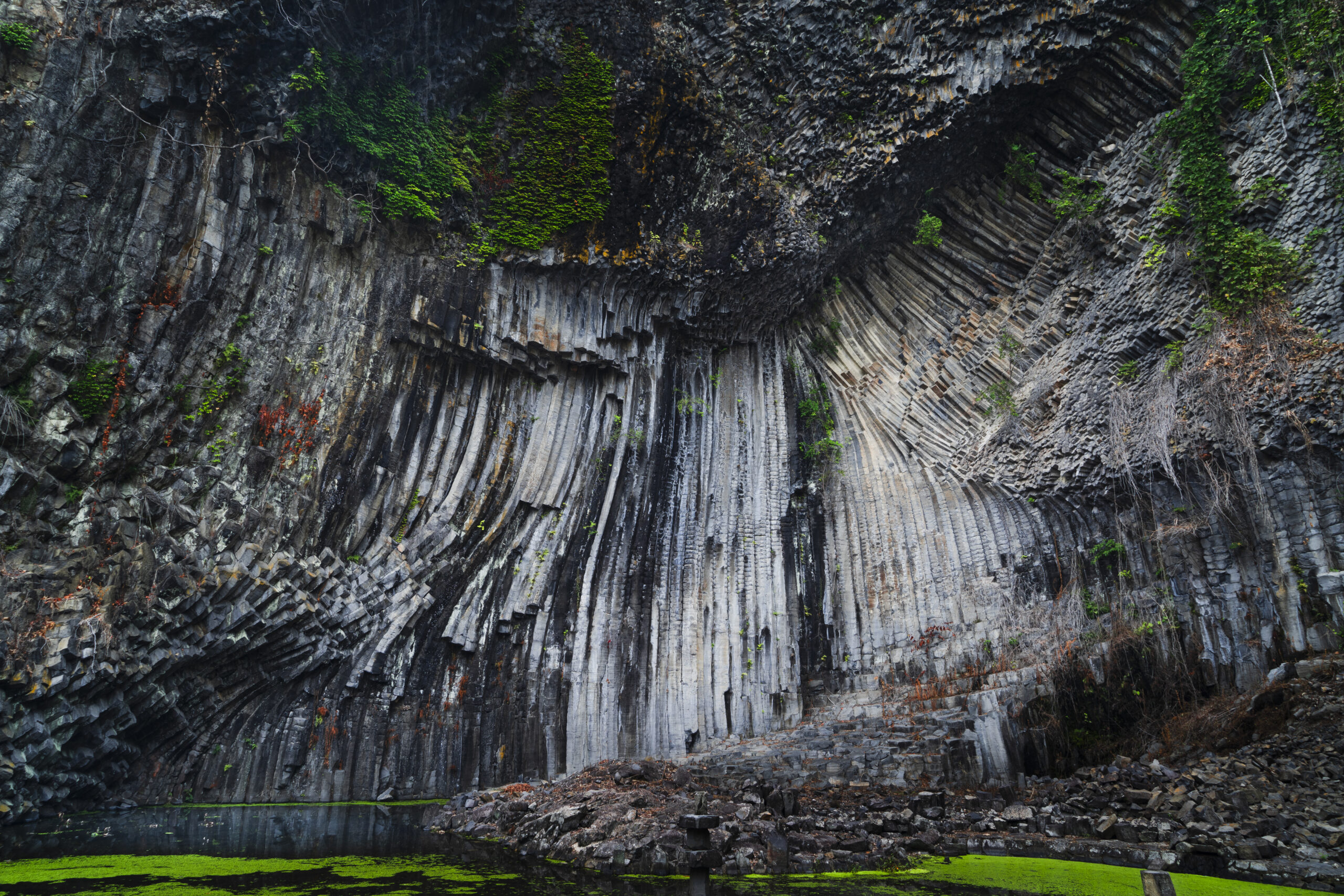 Seiryudo Cave with columnar joints, Genbudo Park, Akaishi, Toyooka-shi, Hyogo, 2022 青龍洞の柱状節理（兵庫県豊岡市赤石玄武洞公園）