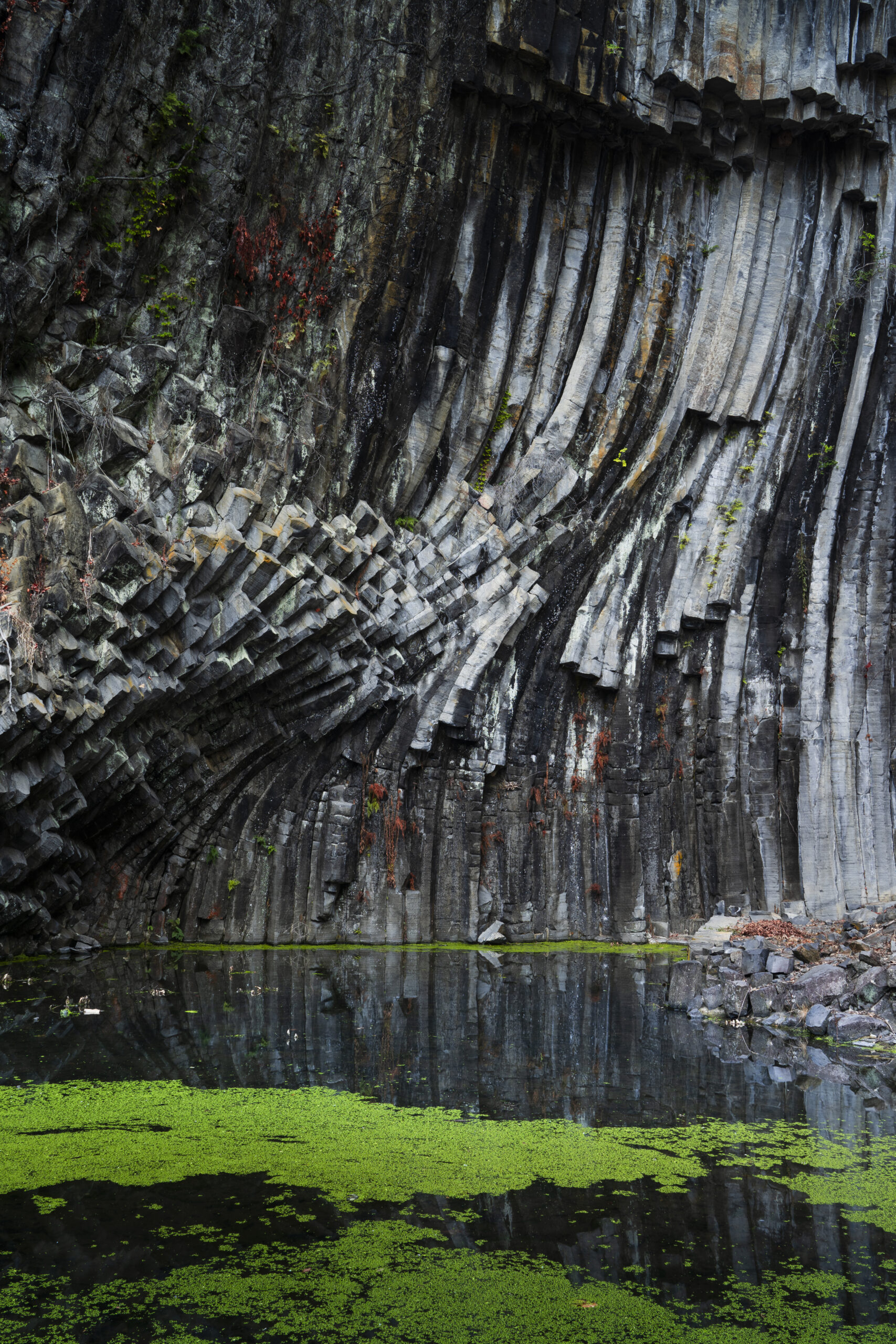 Seiryudo Cave with columnar joints, Genbudo Park, Akaishi, Toyooka-shi, Hyogo, 2022 青龍洞の柱状節理（兵庫県豊岡市赤石玄武洞公園）